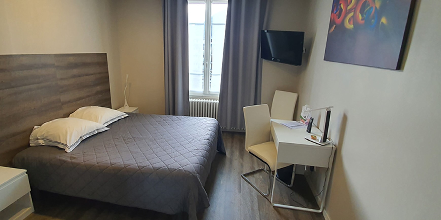 Chambre avec lit double à Luchon